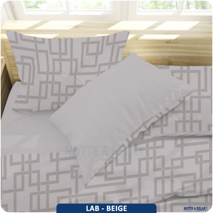 Un labirinto intrecciato è il protagonista del completo lenzuola Lab, che con la sua eleganza non può mancare tra i tuoi completi letto.